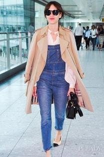 女明星背带牛仔裤,女明星演绎背带牛仔裤的时尚魅力
