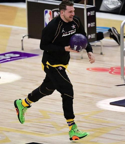 篮球明星夏天穿什么,夏天篮球明星的潮流秘籍