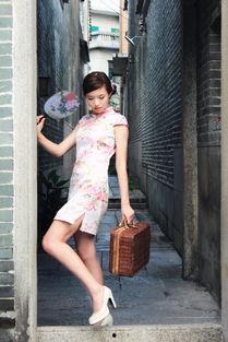 美女网红穿旗袍下地,美女网红田间漫步，传统韵味与现代魅力的完美融合